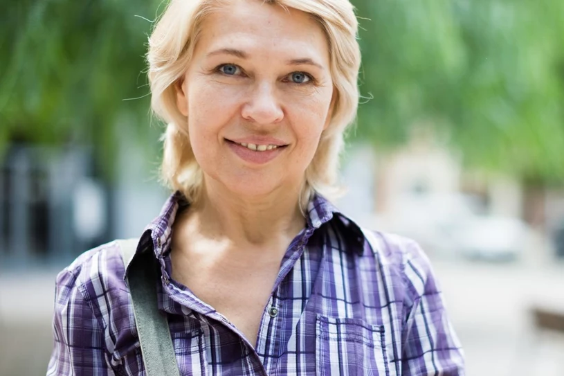 Ubrania, które postarzają. Tego nie ubieraj, jeśli nie chcesz wyglądać jak swoja babcia