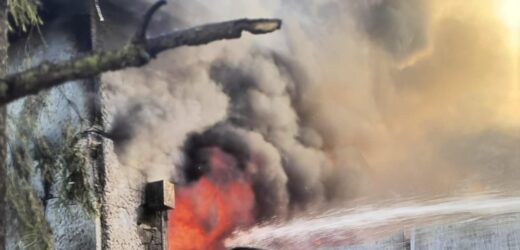 Kłęby dymu nad Krakowem. Spłonął warsztat z samochodami