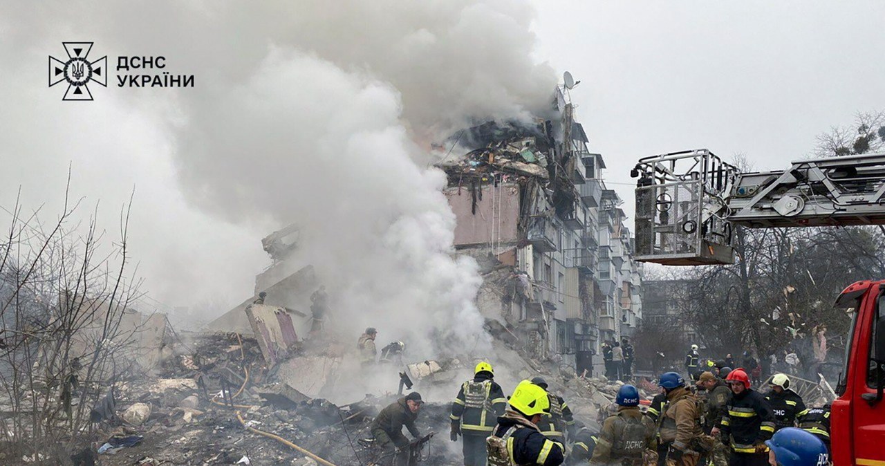 Rakieta uderzyła w blok, jest wiele ofiar. Dramat w Połtawie