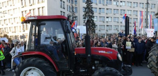Dziesiątki tysięcy ludzi i traktory na ulicach Serbii