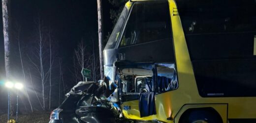 Koszmarny wypadek na Podlasiu, auto wbiło się w autokar. Jedna osoba nie żyje