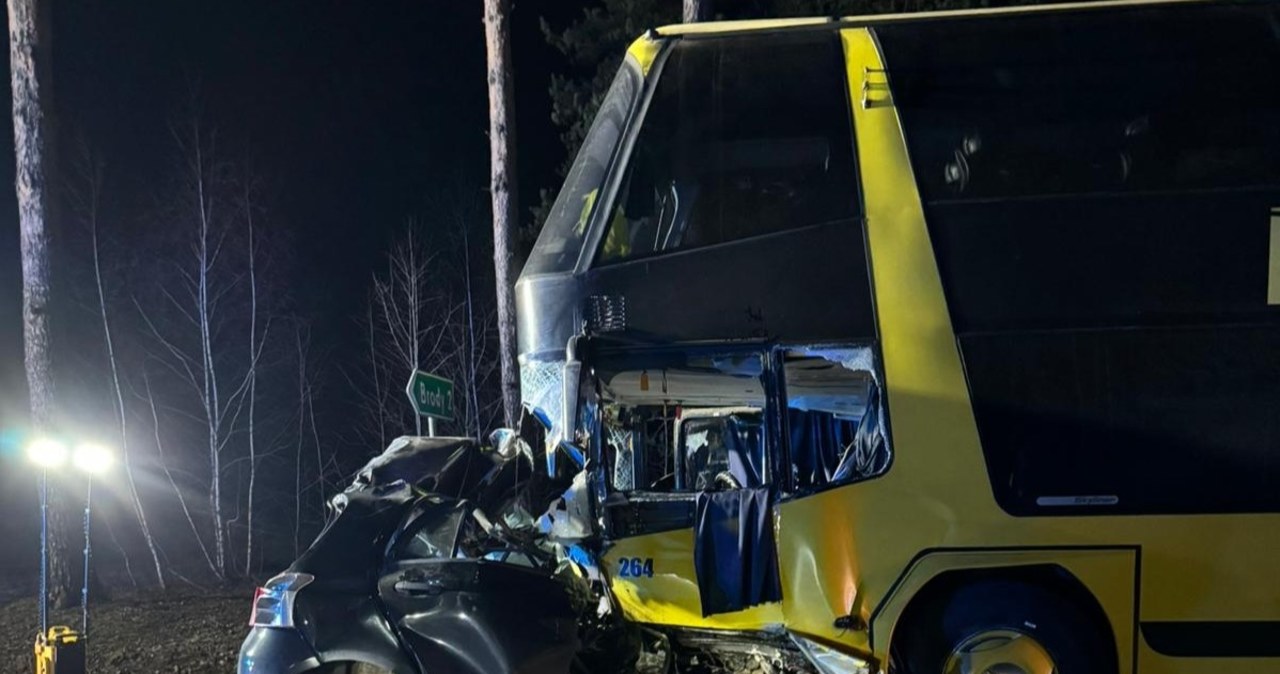 Koszmarny wypadek na Podlasiu, auto wbiło się w autokar. Jedna osoba nie żyje