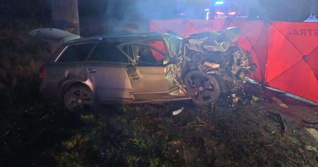 Tragiczny wypadek. Audi uderzyło w koparko-ładowarkę, w niej pijani mężczyźni