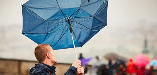 Wietrznie, mgliście, z opadami. Pogoda na początek tygodnia