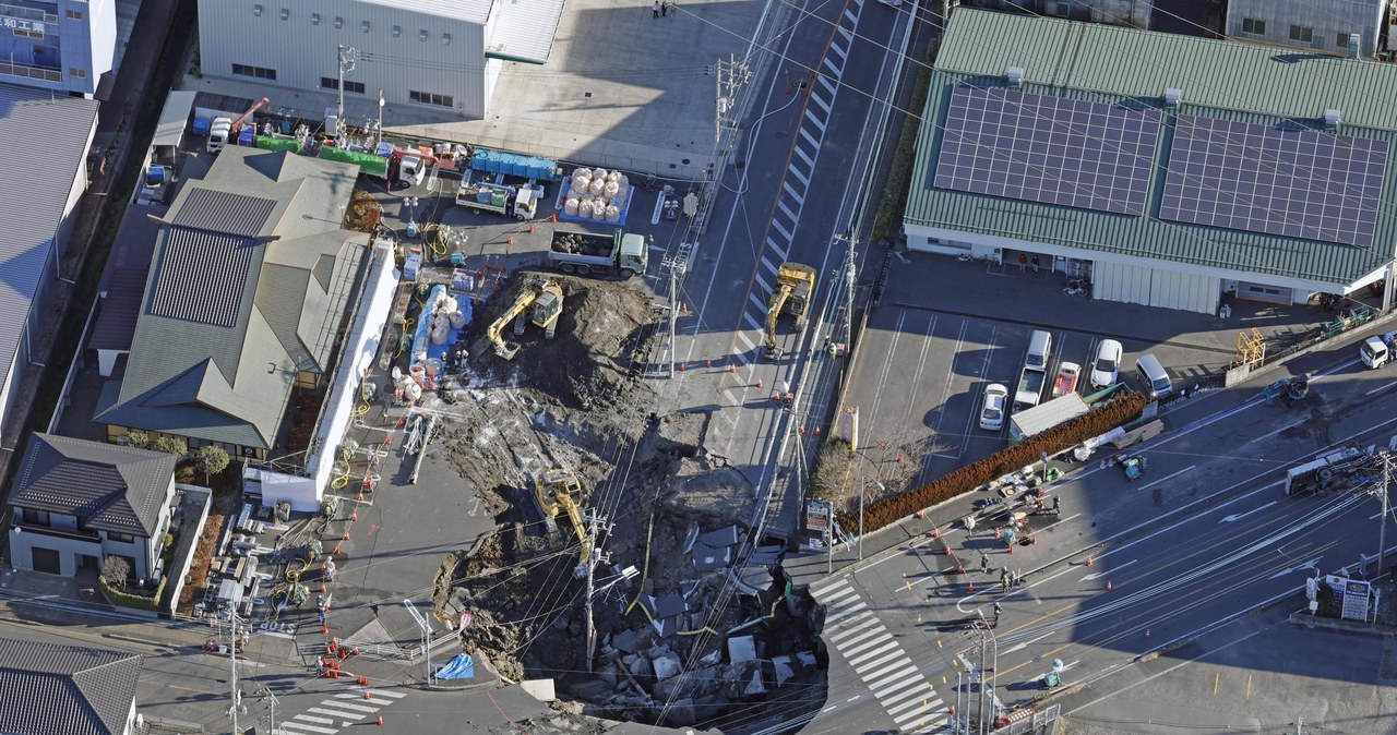 Jechał ciężarówką i wpadł do zapadliska. Od pięciu dni próbują go uwolnić