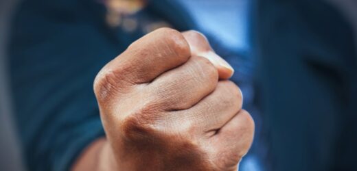 Wpadł w szał na przyjęciu. Dotkliwie pobił 11 mundurowych