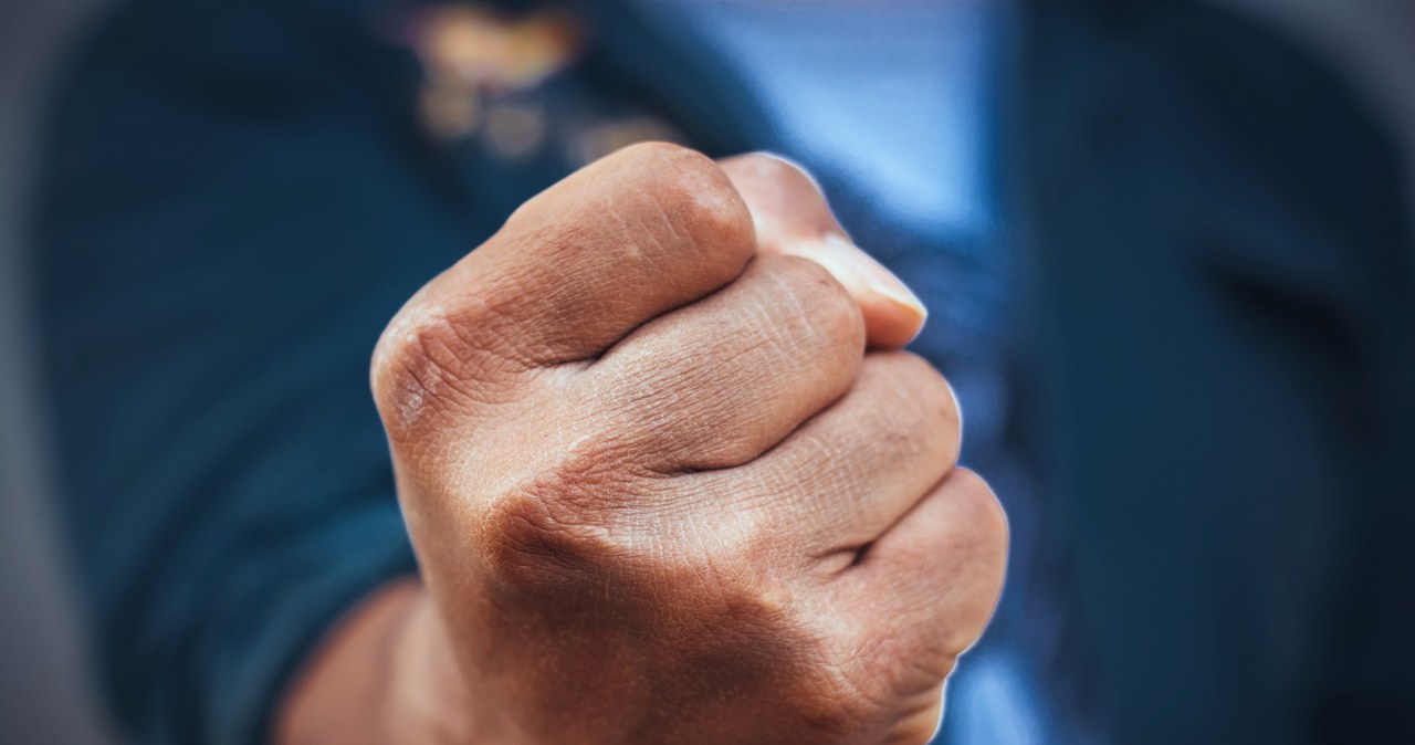 Wpadł w szał na przyjęciu. Dotkliwie pobił 11 mundurowych