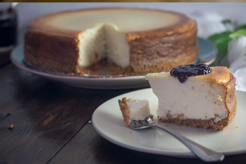 Spróbujesz raz i się zakochasz. Sernik chałwowy bije na głowę tradycyjny