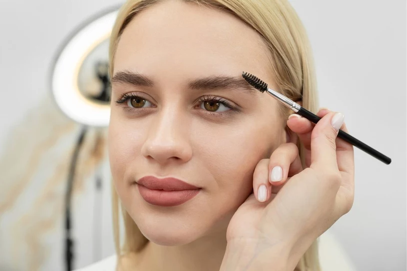 Niesforne brwi przestaną być problemem. Poproś o to kosmetyczkę