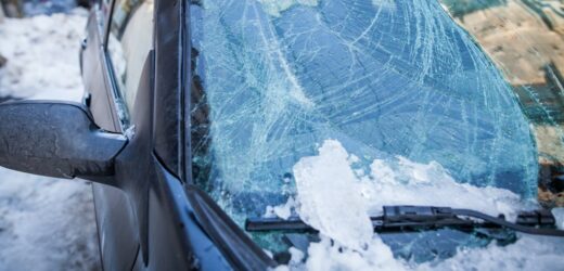 Lód z nieodśnieżonej ciężarówki spadł na bmw. 30-latka w szpitalu