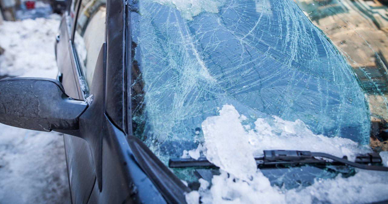 Lód z nieodśnieżonej ciężarówki spadł na bmw. 30-latka w szpitalu