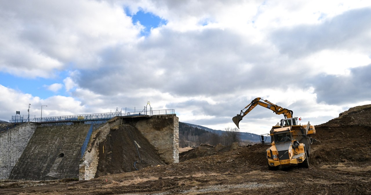 Mieszkańcy wreszcie się doczekali. ​Rozpoczyna się odbudowa tamy w Stroniu Śląskim
