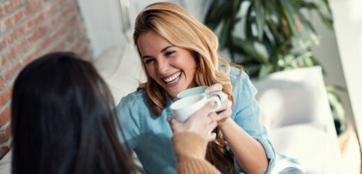 W średnim wieku kobiety są faktycznie bardziej rozmowne niż mężczyźni