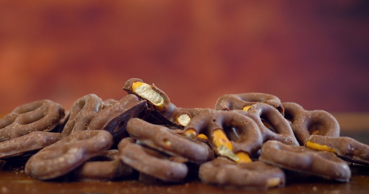 GIS ostrzega przed preclami w czekoladzie. Produkt jest wycofywany ze sklepów