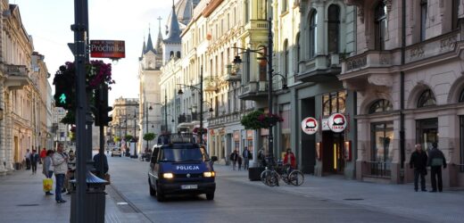 ​Martwy mężczyzna na wózku inwalidzkim znaleziony na deptaku w Łodzi