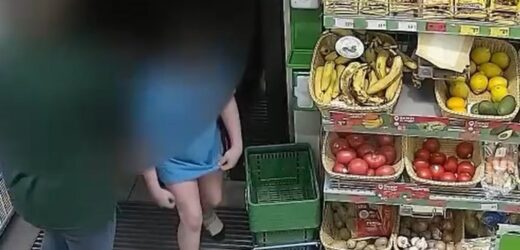 Chłopiec w samej bieliźnie stał w nocy przed sklepem