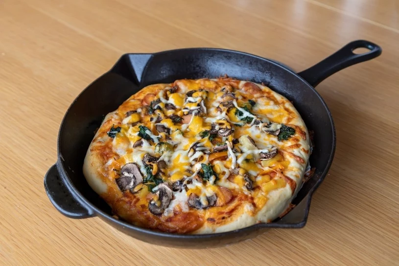 Tę pizzę przygotujesz na patelni. Sekret to jeden zaskakujący składnik