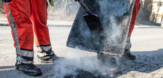 Łatanie pozimowych dziur w Poznaniu. W styczniu naprawiono prawie 800 ubytków