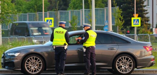 Policjanci brali łapówki od kierowców. 14 osób podejrzanych o korupcję