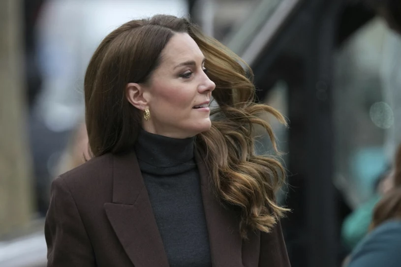 Księżna Kate w stylizacji idealnej do biura. Połączyła dwa kolory