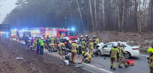 Koszmarny wypadek w Świętokrzyskiem. Trzy osoby uwięzione we wraku