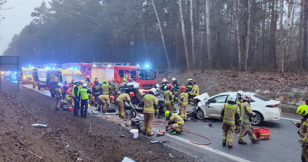Koszmarny wypadek w Świętokrzyskiem. Trzy osoby uwięzione we wraku