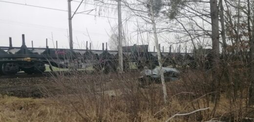 Osobówka wjechała pod pociąg. Tragedia w Wielkopolsce