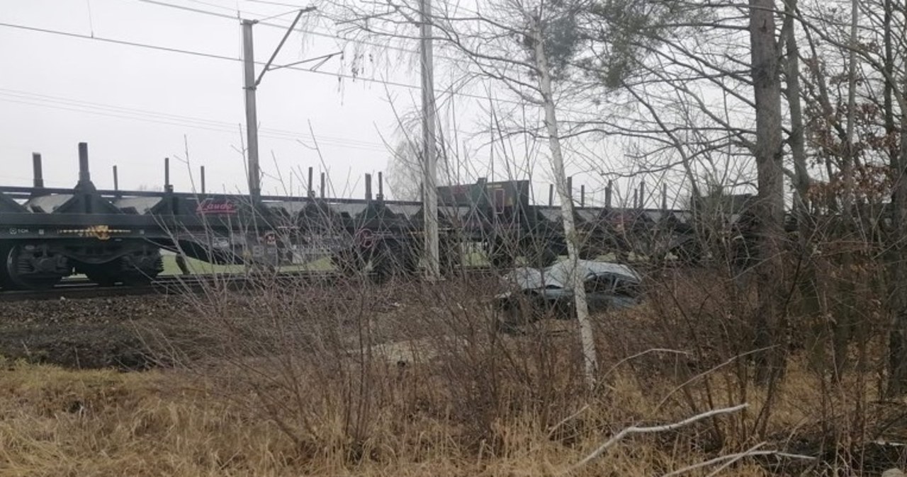 Osobówka wjechała pod pociąg. Tragedia w Wielkopolsce