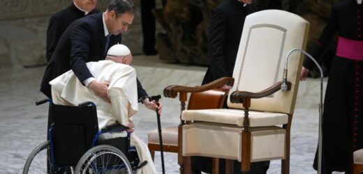 Poważniejsze niż przeziębienie. Watykan poinformował o stanie zdrowia papieża