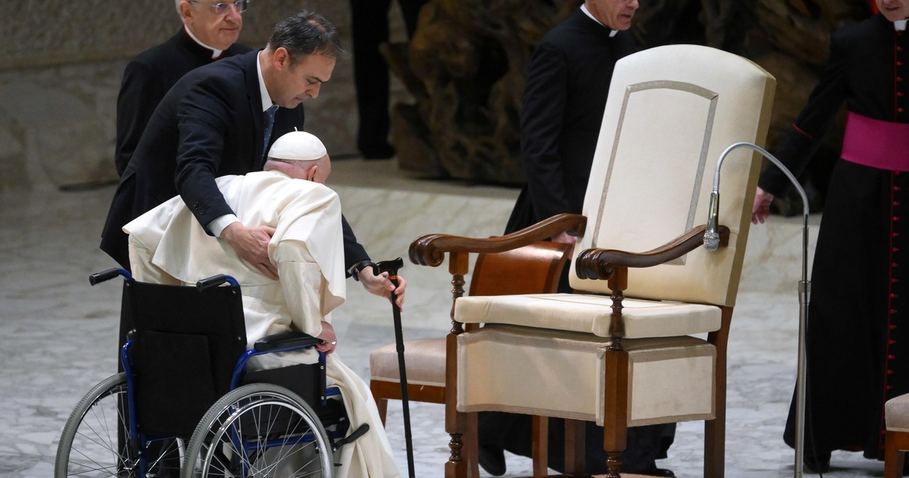 Poważniejsze niż przeziębienie. Watykan poinformował o stanie zdrowia papieża