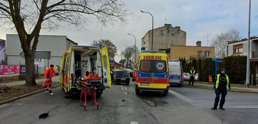 Zderzenie trzech aut i autobusu w Koninie. Są ranni