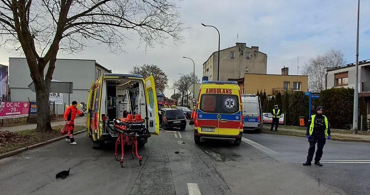 Zderzenie trzech aut i autobusu w Koninie. Są ranni