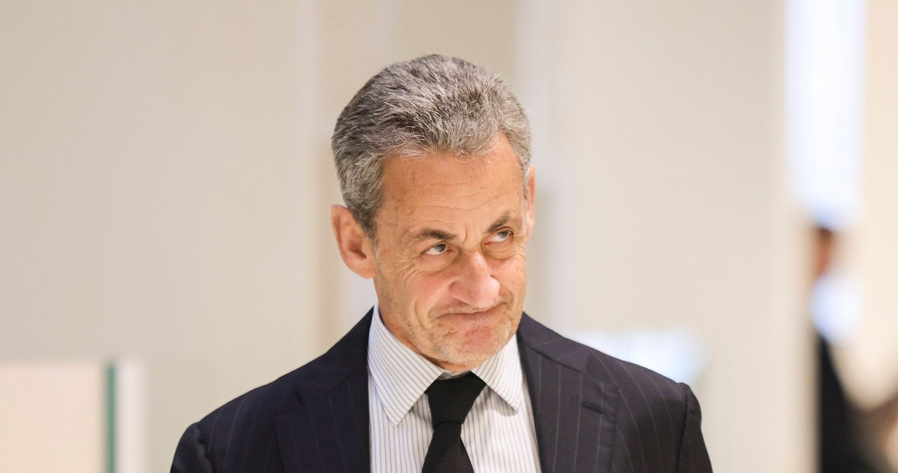 Pierwszy taki przypadek we Francji. Skazany Sarkozy zaczął nosić bransoletkę elektroniczną