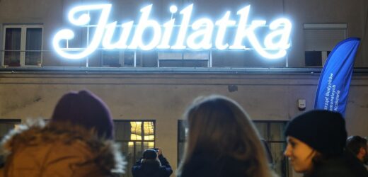 Historyczny neon nowohuckiej „Jubilatki” świeci jak dawniej