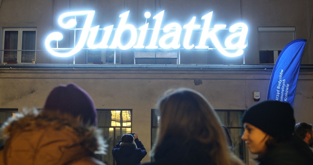 Historyczny neon nowohuckiej „Jubilatki” świeci jak dawniej