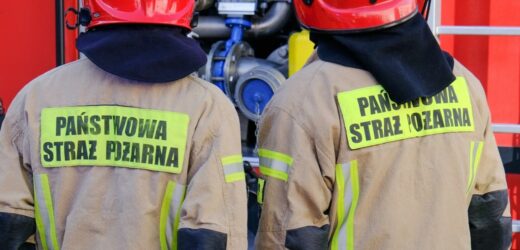 Słup przewrócił się na auto. Kierowca nie żyje