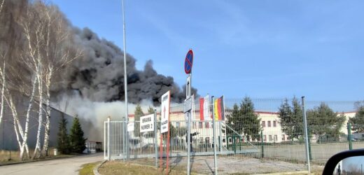 Pożar hali z olejem opałowym w Lubuskiem. Kłęby dymu widać z daleka