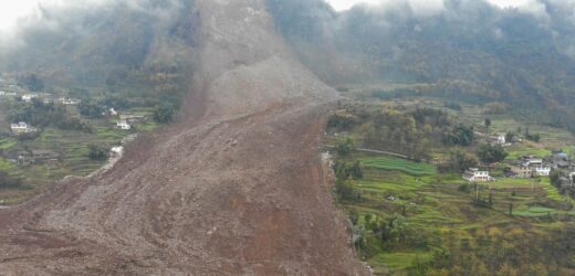 Osuwisko zasypało 10 domów. Kilkadziesiąt osób zaginionych