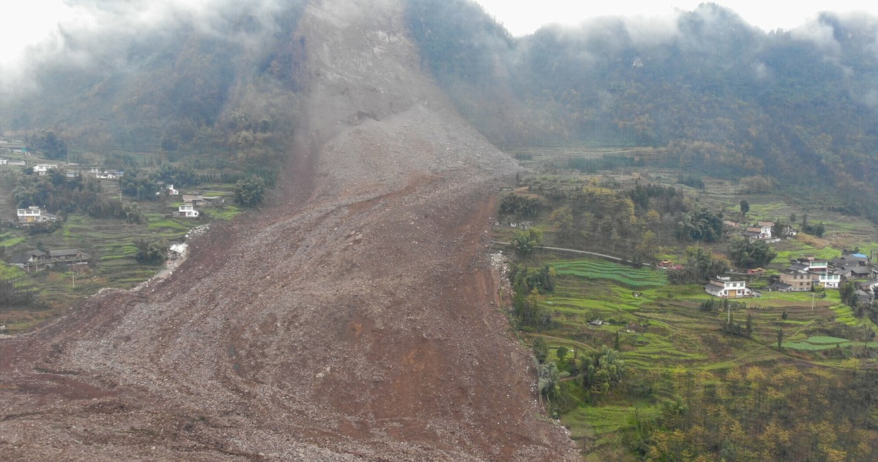 Osuwisko zasypało 10 domów. Kilkadziesiąt osób zaginionych