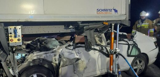 To cud, że kierowca przeżył. Skoda wbiła się pod naczepę tira