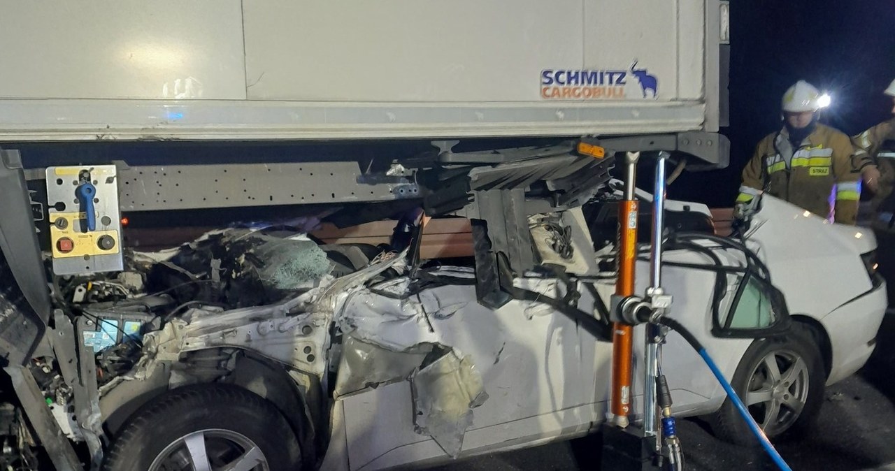 To cud, że kierowca przeżył. Skoda wbiła się pod naczepę tira