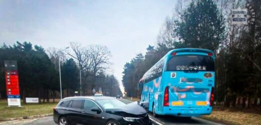 Samochód osobowy zderzył się z autokarem. Dwie osoby w szpitalu