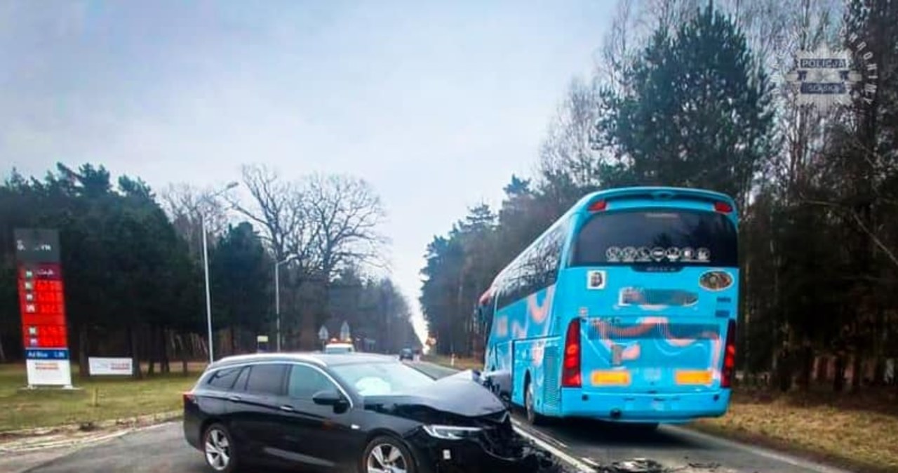 Samochód osobowy zderzył się z autokarem. Dwie osoby w szpitalu