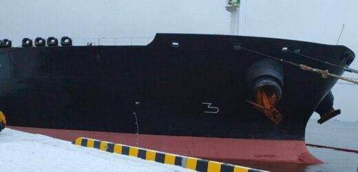 Eksplozje w maszynowni. Tankowiec z olejem opałowym osiadł na mieliźnie w Rosji