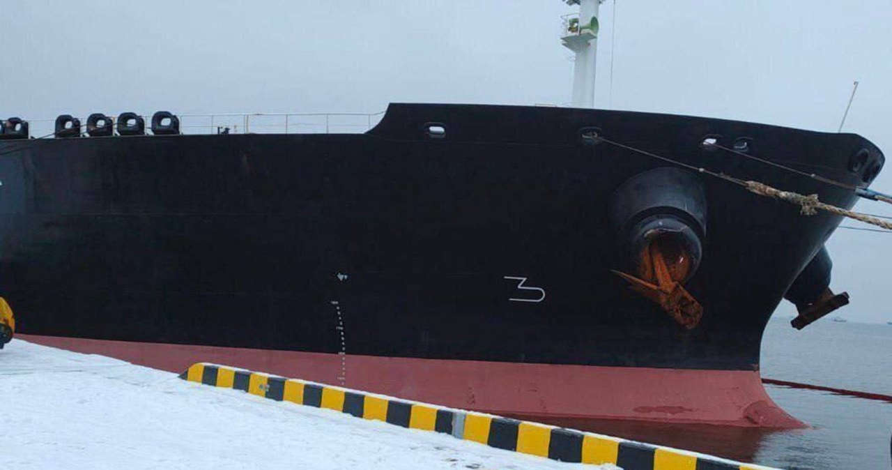 Eksplozje w maszynowni. Tankowiec z olejem opałowym osiadł na mieliźnie w Rosji