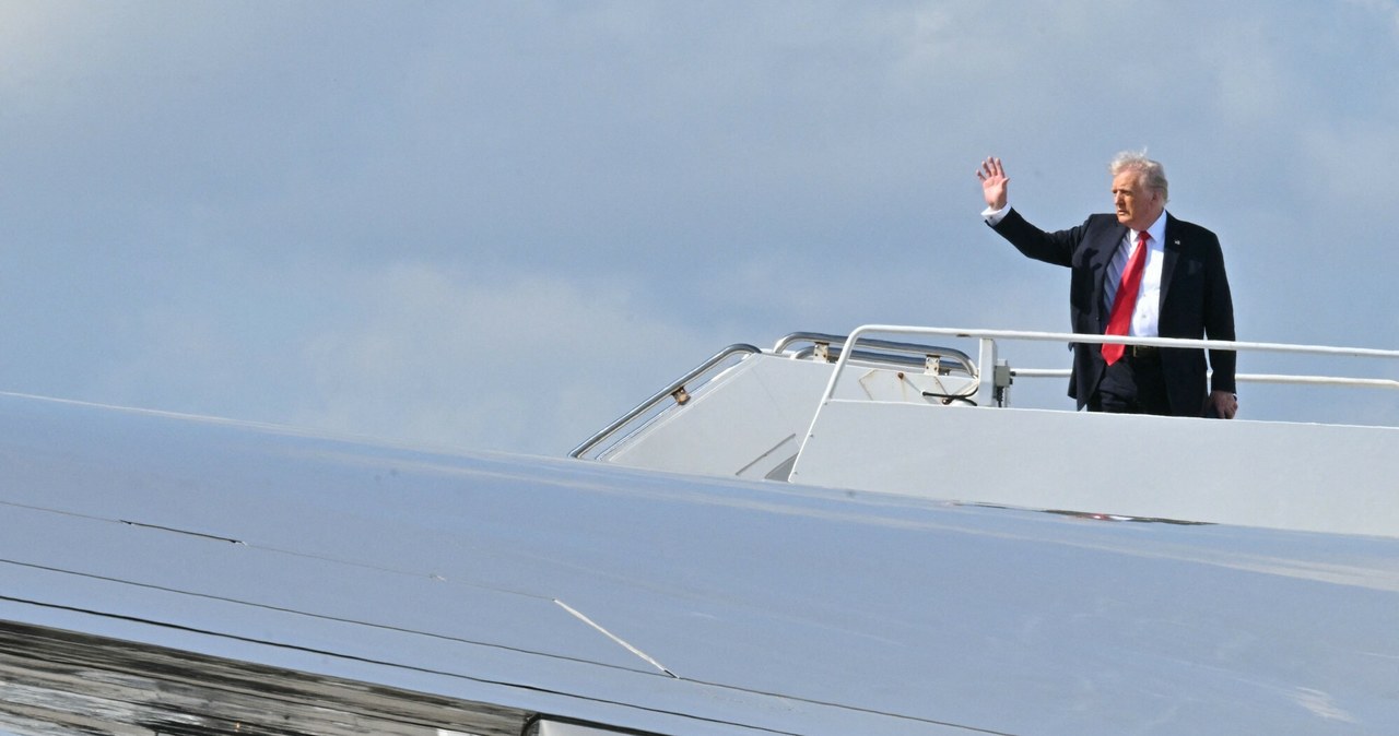 Trump „robi postępy” w rozmowach z Rosją. Zapowiada kolejne cła i ogłasza nowe święto