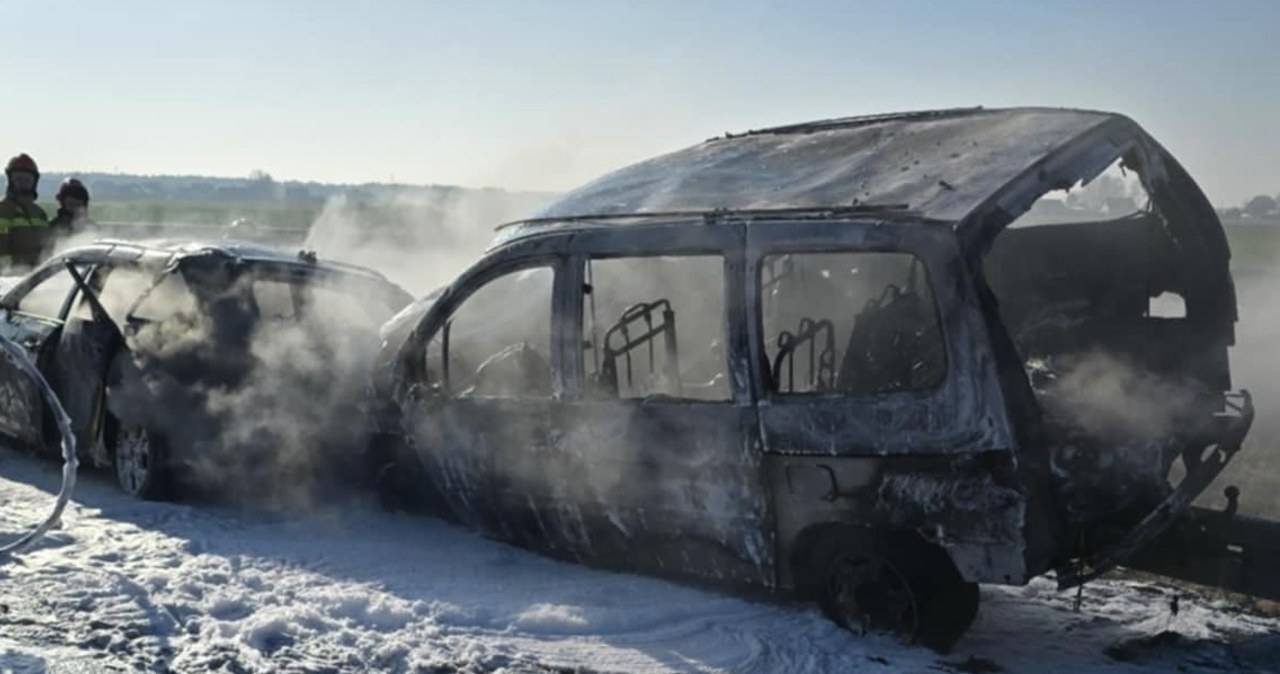 Auta spłonęły na S17. Pomagali przy wypadku, zostali potrąceni