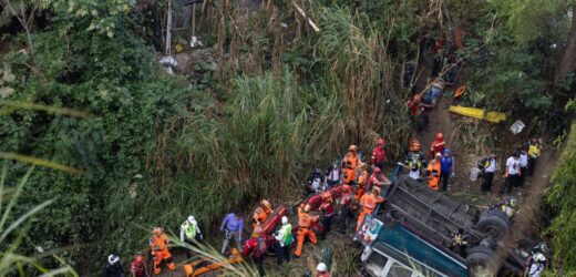 Autobus spadł w przepaść. Nie żyje co najmniej 55 osób