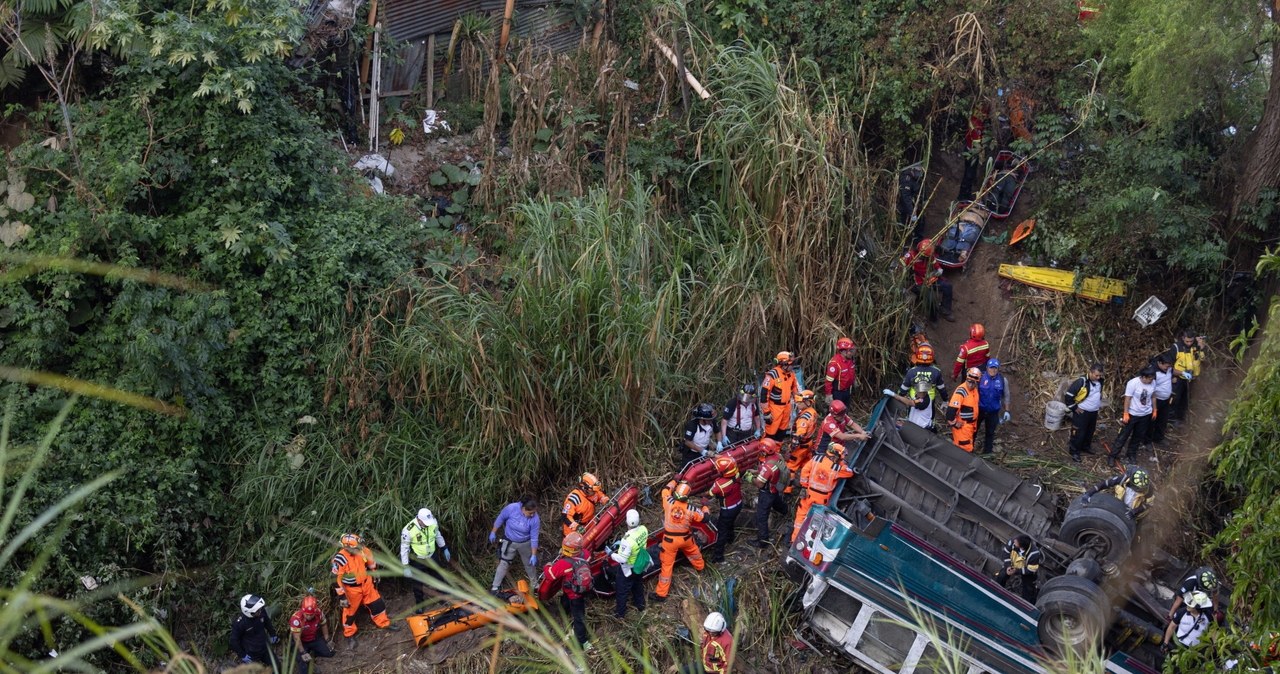 Autobus spadł w przepaść. Nie żyje co najmniej 55 osób