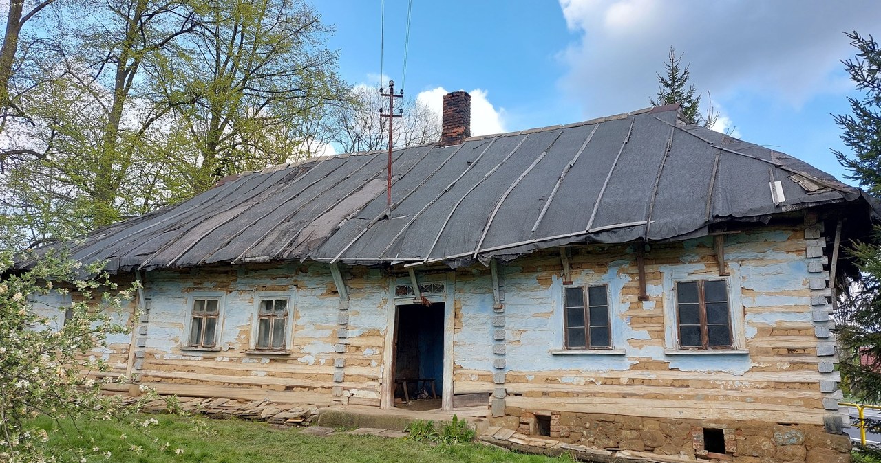 XIX-wieczna chałupa stała przy zakopiance. Rozebrali ją deska po desce
